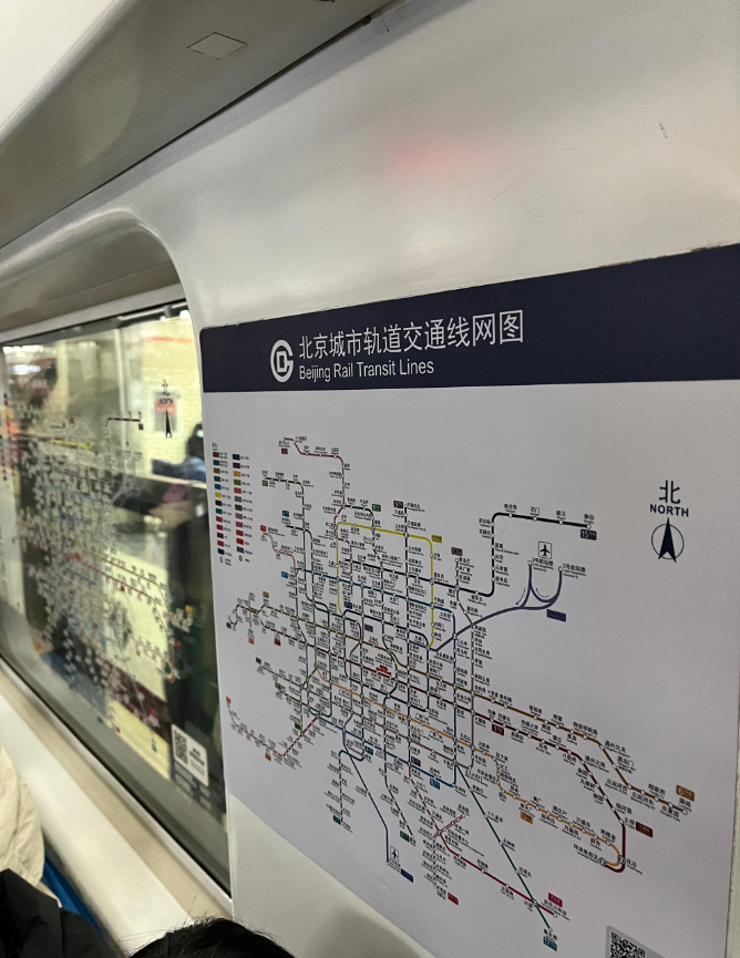 网友吐槽：为什么感觉北京地铁比上海地铁还挤？
其实原因很简单：
1、北京老线编组