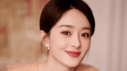 赵丽颖带儿子现身迪士尼，穿背带裤青春洋溢，4岁想想坐婴儿推车