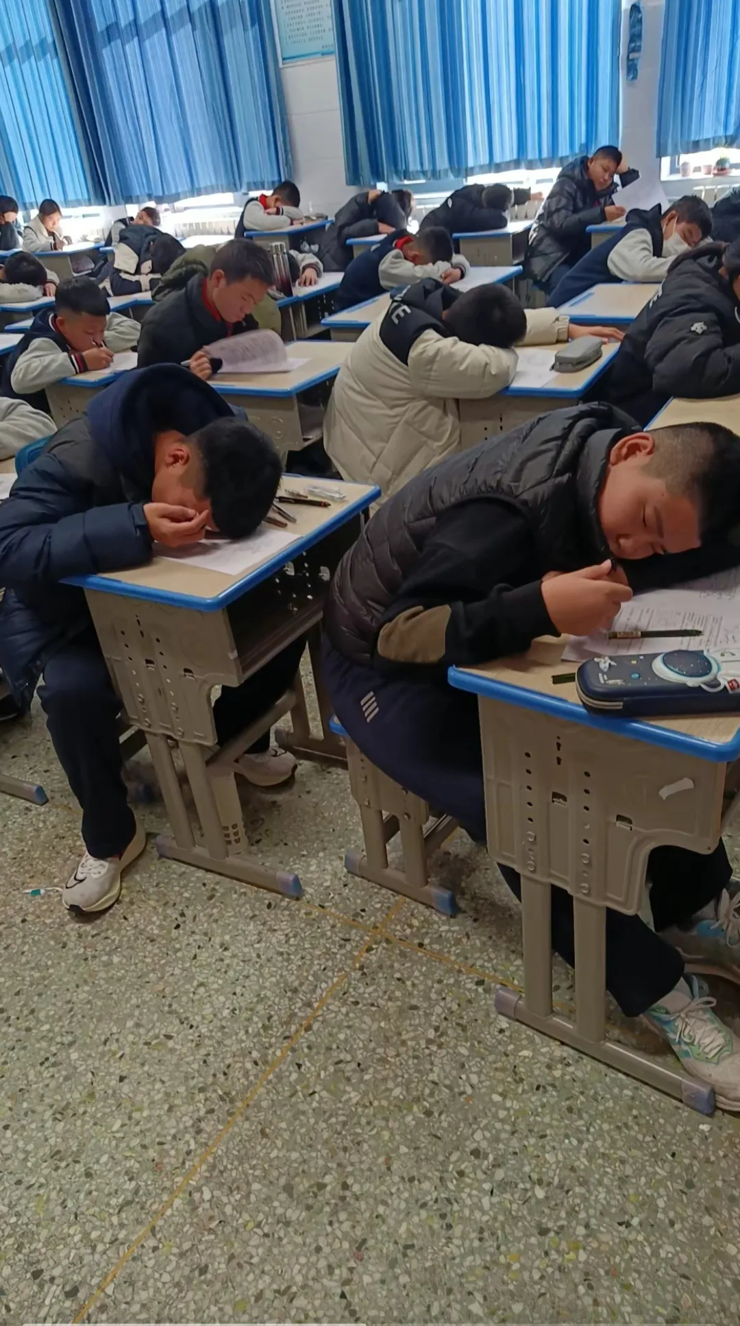 这不是午休，这是期中考试，这一幕是一个监考老师拍的，考场上睡的摇都摇不醒。现在教