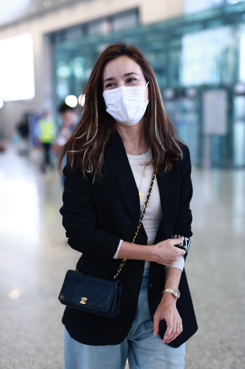 卢靖姗带女儿现身上海机场，是非风穿搭高雅随性，网友：女神！