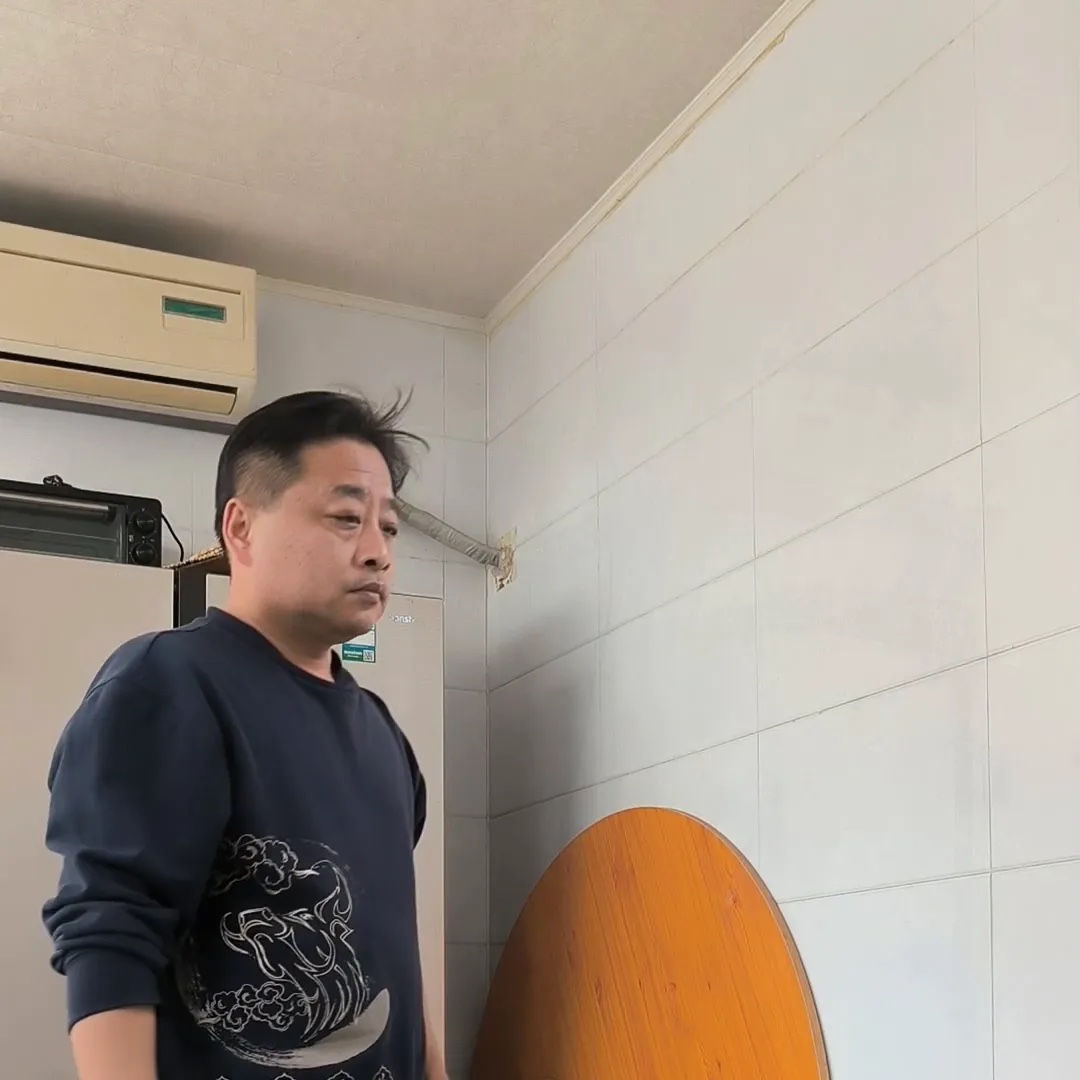 51岁的父亲喝粥吃咸菜供女儿出国留学，却被女儿骂畜生。这位父亲月薪13000元，