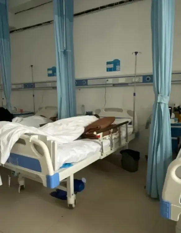 幸亏我吃完饭就走了，不然我也倒霉了！

上个月底，同学聚会，正喝的高兴，母亲打来