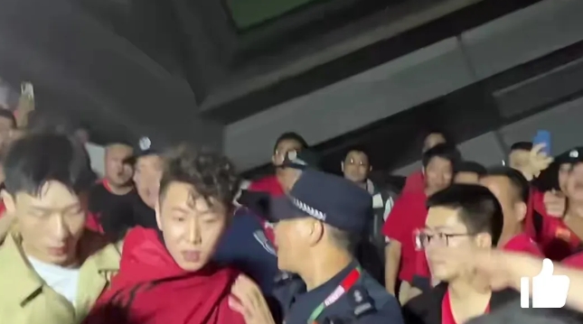 中国确实有哈韩的“汉奸球迷”，被深圳球迷打过街老鼠，大是大非绝对不能糊涂

国足