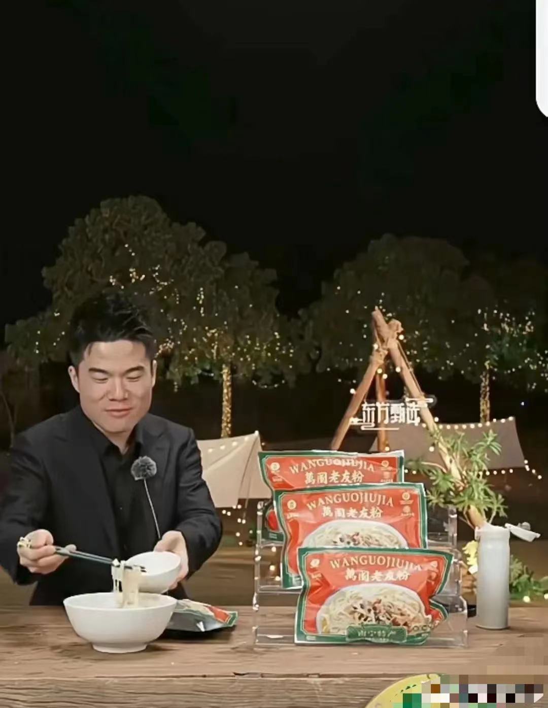 董宇辉在直播的时候说昨天晚上十点四十下飞机，当时饥肠辘辘找了一家店，员工很不愿意