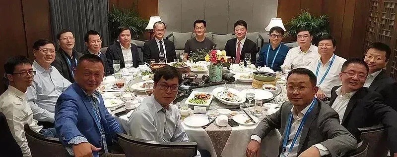 误入这个饭局，如何用一句话镇住他们？
