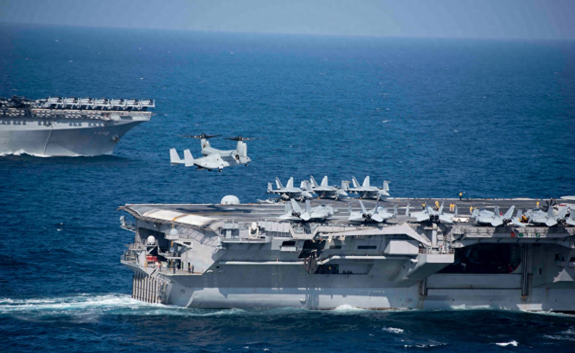 美军深陷三地危机，3艘航母却齐集亚太，拜登或有2大用意。目前美军正深陷俄乌、巴以