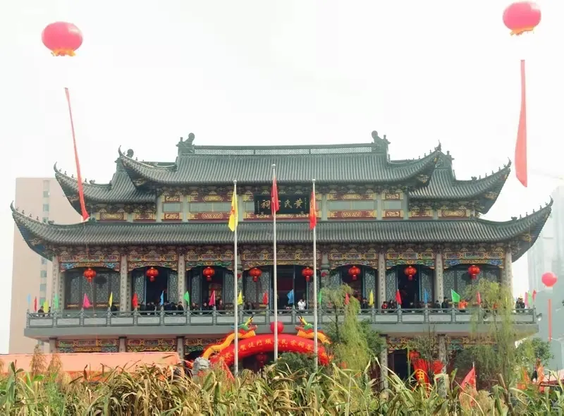 诺大的温州苍南竟然容不下一座黄氏宗祠，再看看威海，高大上的凤集金茂悦小区和丛氏祠