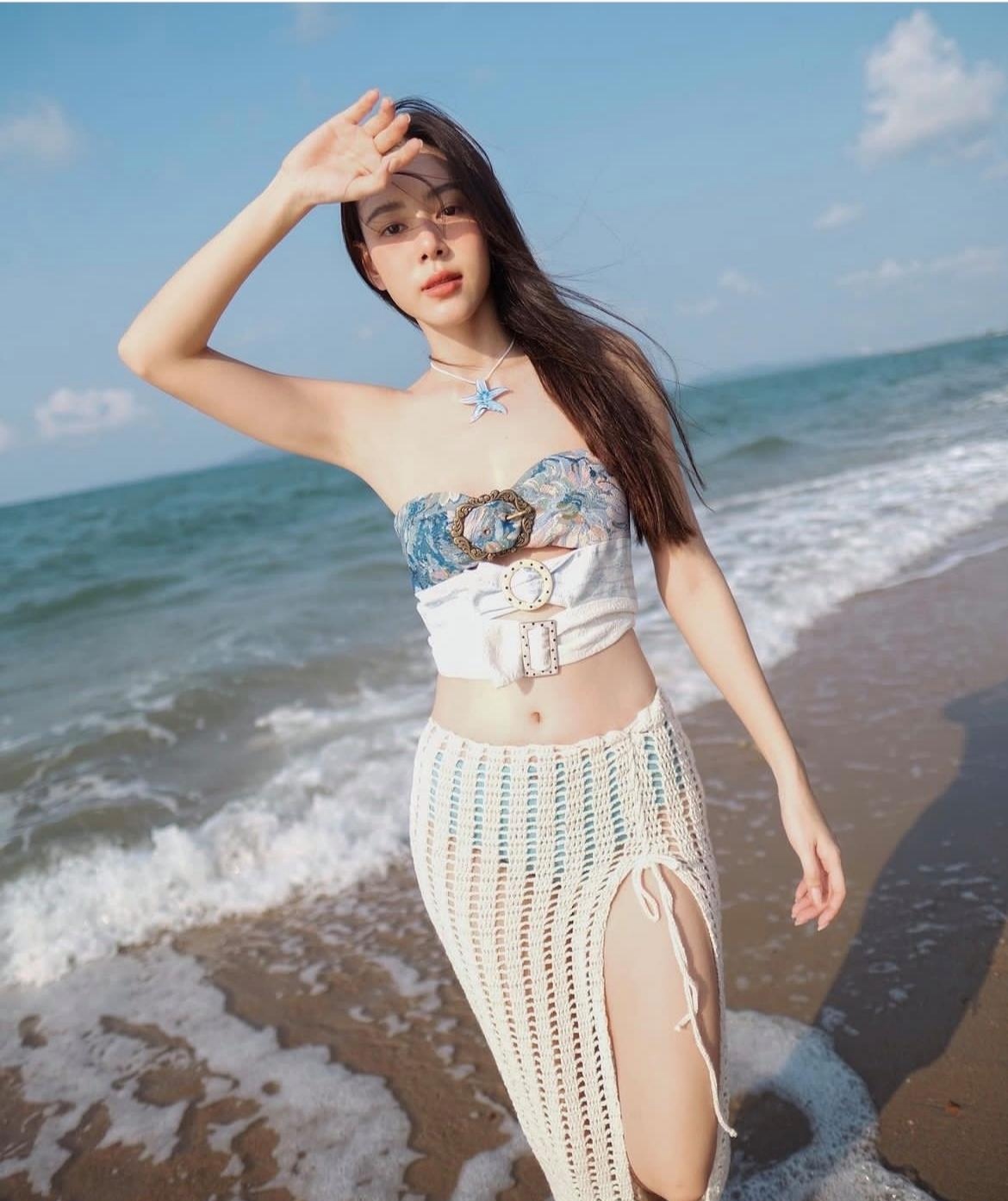 海边拍照的小姐姐也太美了吧，精致的五官，清秀的面庞，美丽的秀发，白皙如玉的皮肤，