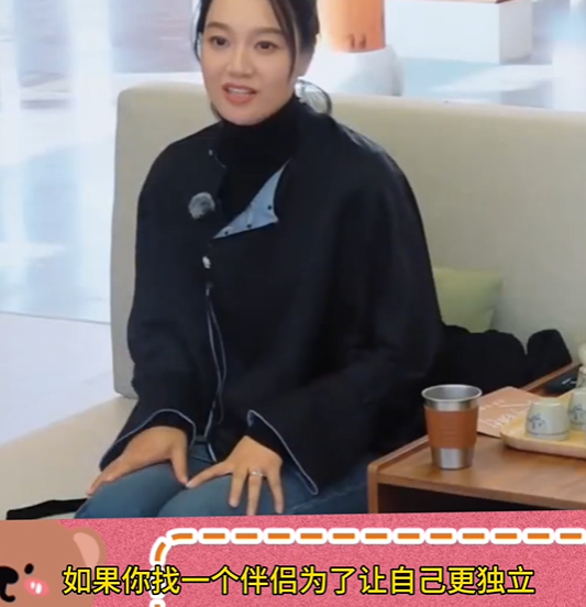 朱丹：我的原生家庭很不好，父亲早逝，从来没有得到过父爱。我的母亲后来改嫁了。因为
