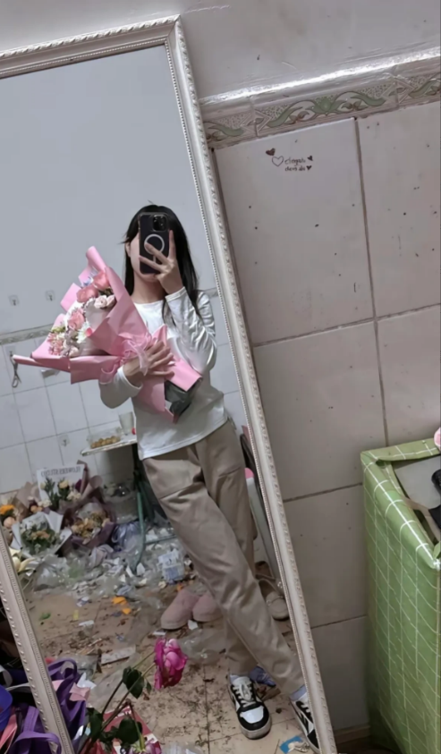 没错 这是我闺蜜不但身材好  人也很漂亮😍追求她的男孩子也很多经常收到鲜花，真