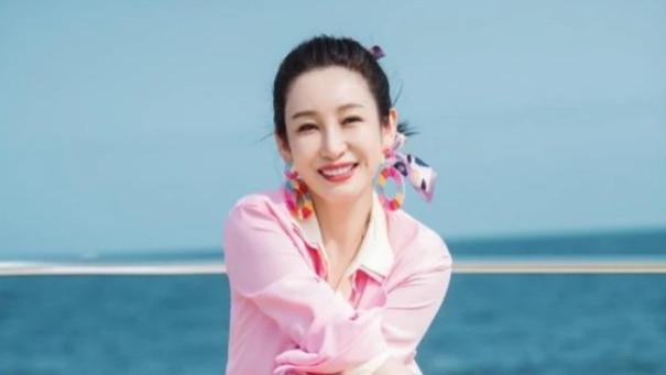 秦海璐幼年时勤学苦练，青年时遇人不淑，年近中年终收获幸福