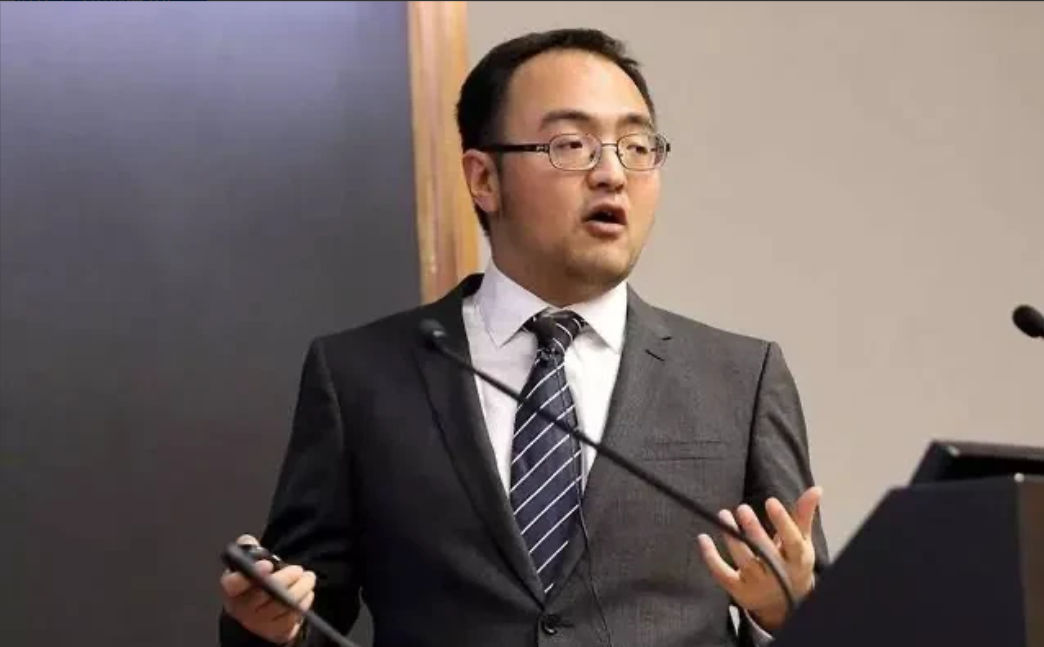 许晨阳走了，被麻省理工挖走了，临走时还留下三句话：“腐败、浮躁、拿来主义”。以示