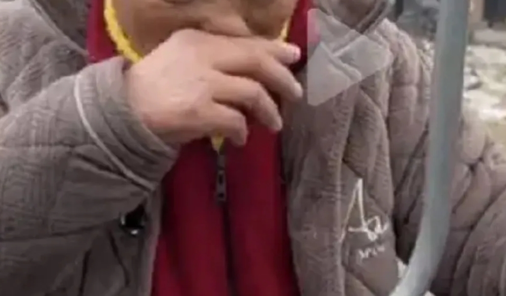 看色烂＂老板＂这身穿着打扮！这么漂亮的黄毛衣，这质量杠杠的好！没一百以上估计难买