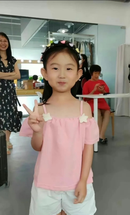 黄元芯的妈妈说过：女儿性格随爸爸，大大咧咧，很外向，有一次去公园玩和家人走散了，