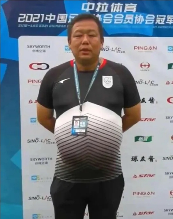一则关于中国足球的笑话：

中国足球队去南极旅游，遇到了一群企鹅。

企鹅：“你
