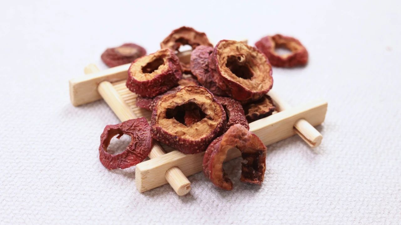 山楂是一种非常适合开胃的水果,同样山楂也是一种养生中药。山楂具有护