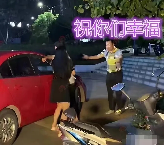 一个男子悠然自得地漫步在街头，他偶然间看见他的女友从另一个男人的车上走下来，那个
