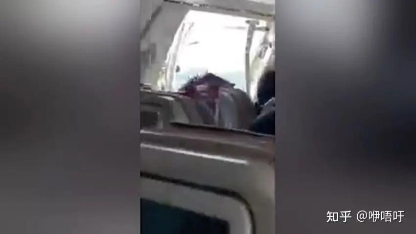 坐飞机感觉有点闷，想打开舱门透透气，还想半空中下飞机，现实中还真的发生了