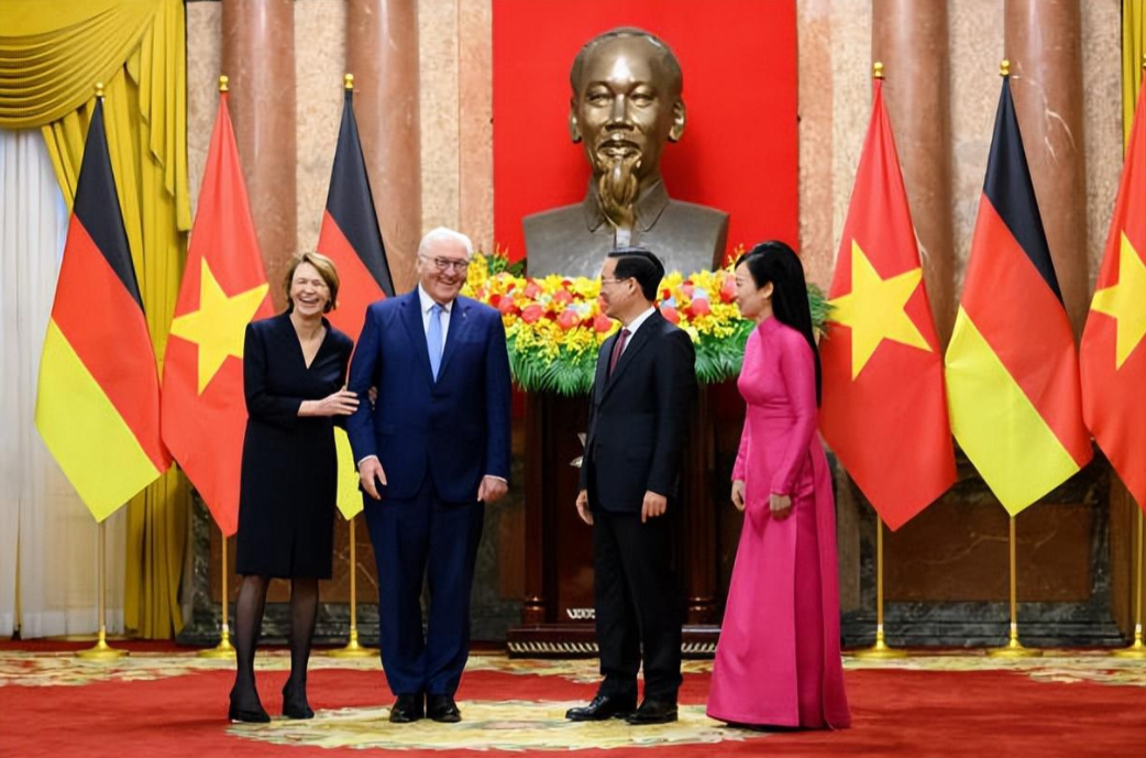 德国夫人又去越南了，一袭职业裙装知性又干练，和越南夫人同框输了年龄不输身材，不过