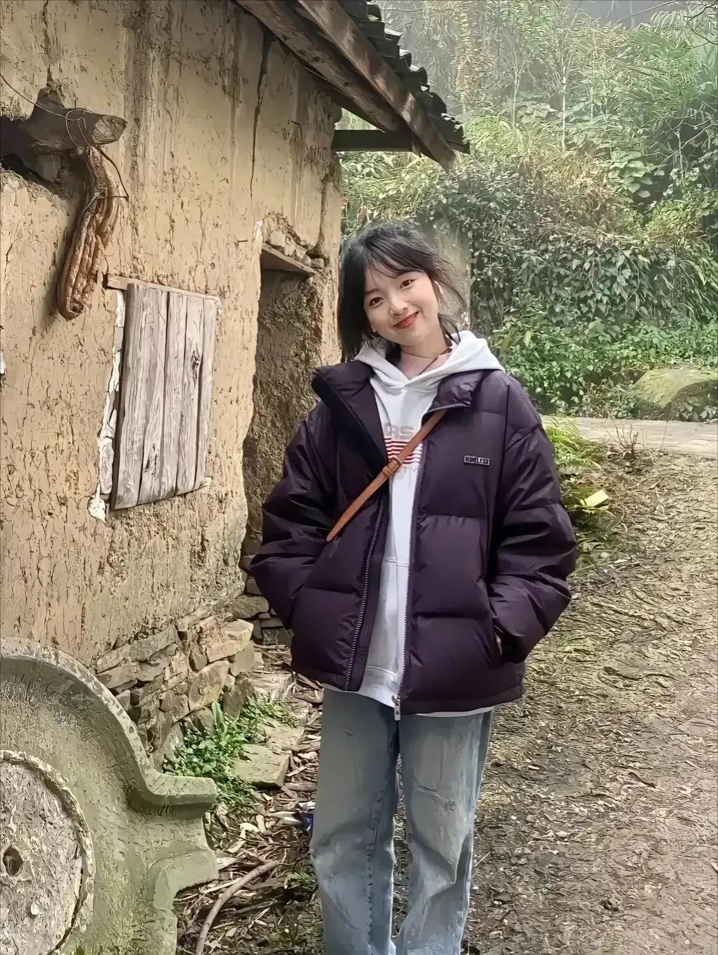 一名来自贵州省六盘水市小山村的女孩，高中毕业后没有考上心仪大学。在家务农的两年里