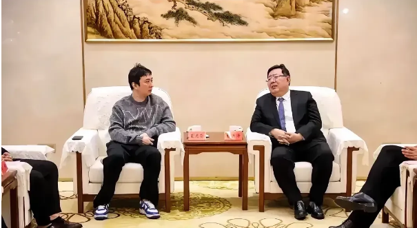 王思聪会见泰安市委领导，其穿着打扮让人大跌眼镜，非常休闲。

有网友说了，他有什