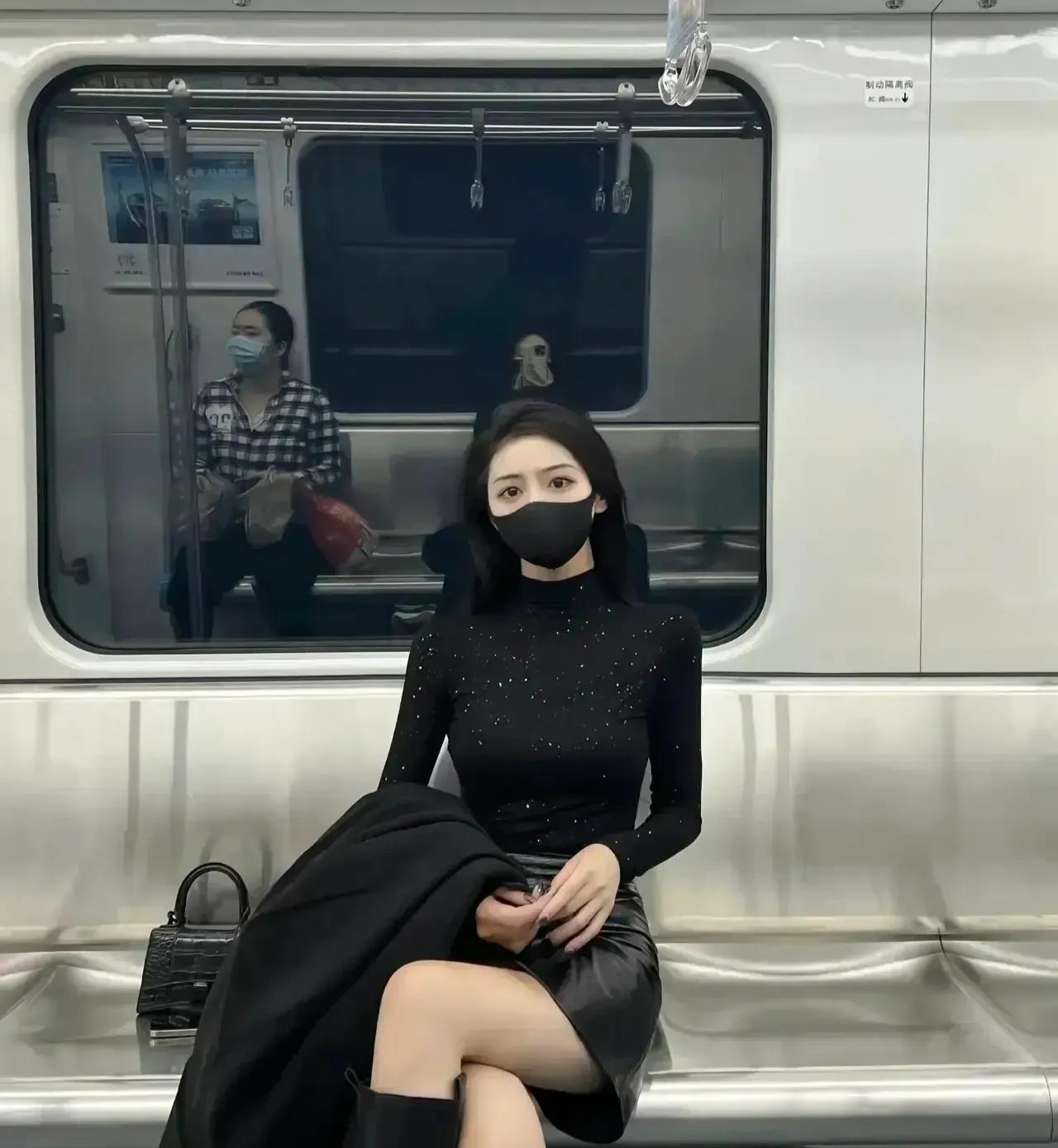一个97年的小姑娘，做出纳。前一天失恋，结果第二天在没通知任何人的情况下，直接不