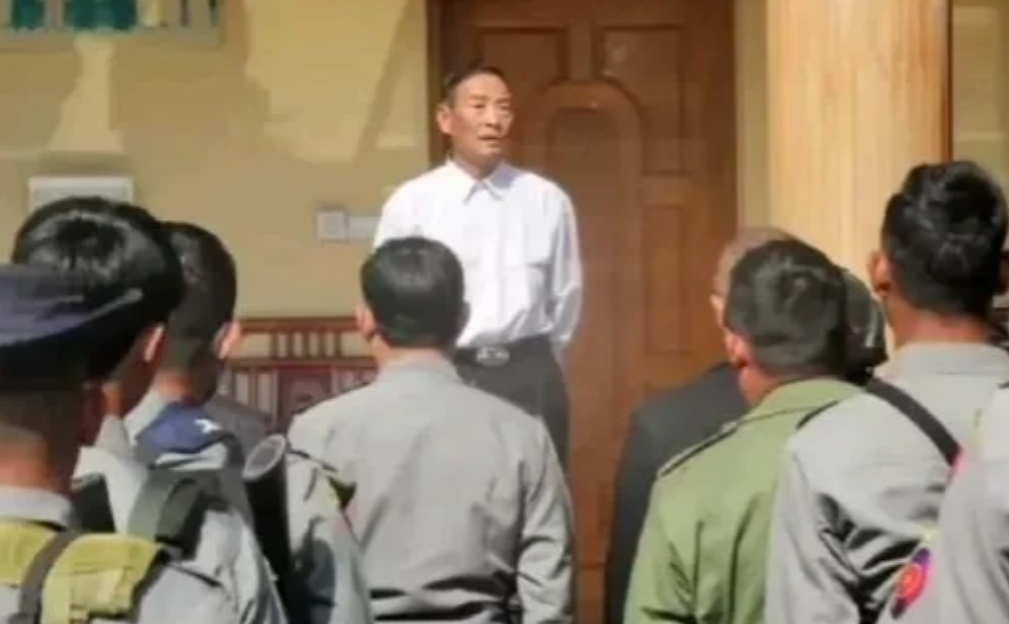 白所成聚集了老街的民兵大队和边防营，为大家进行了一场训话。
他慷慨陈词：“我们的