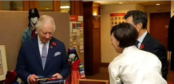 英国国王查尔斯三世75岁大寿，韩国送上一坛国宝级寿礼：泡菜！

查尔斯接过泡菜的