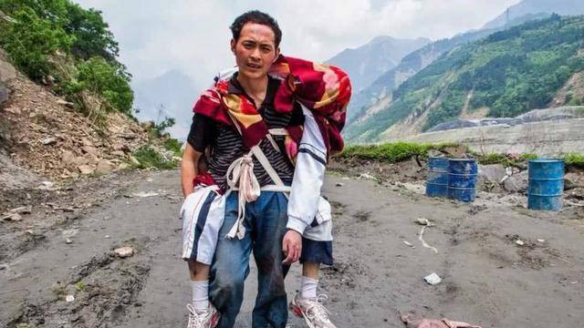 当初那位背儿子遗体，徒步25公里背儿回家的父亲，后来咋样了？