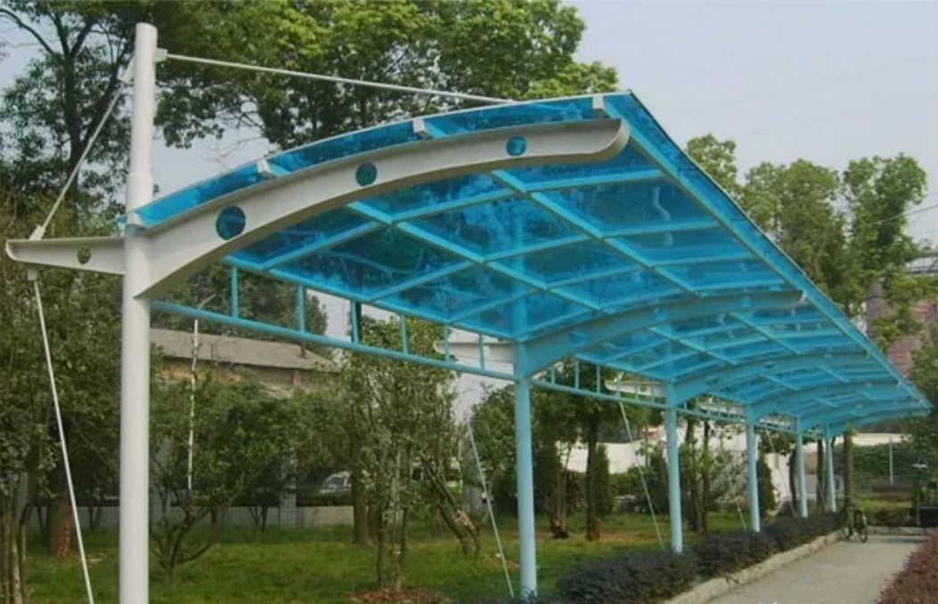 云南香格里拉，一女子，已经37岁了，在路边雨棚躲雨，与一名男子看对了眼，发生了关