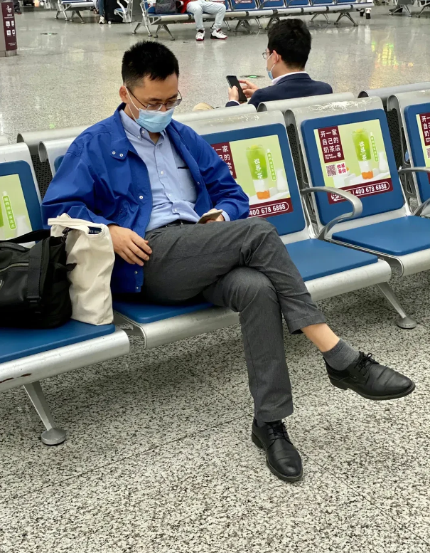 78年的我，终于体会到了人到中年不如狗。老娘生病住院，白天请了陪护，晚上我去接班