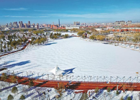 【雪后春华园，带你邂逅一场白色浪漫】
白城市区雪后初晴，纯净的白雪将白城春华园装