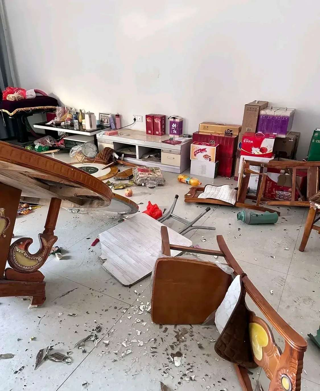 亲戚家的未来博士儿媳妇，他们带来我家做客，自从到我家，这个女孩子一脸嫌弃。吃饭时