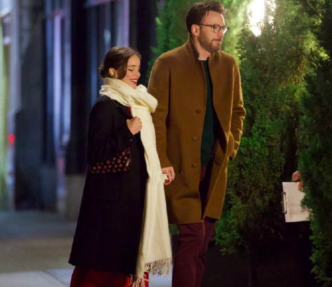 《美国队长》男演员Chris Evans跟妻子结婚后牵手同框出镜，两人一同参加圣