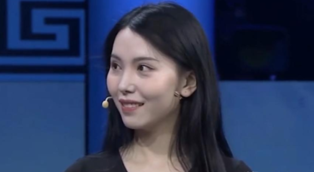 1998年，女孩逛古玩市场时，相中一个紫色的肚兜，最后花20元买了下来。几年后她