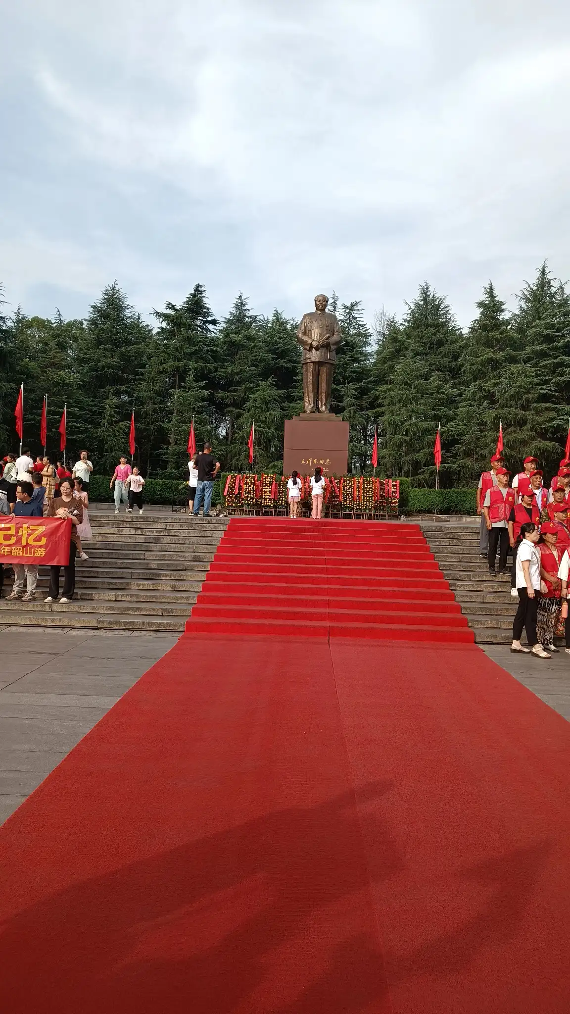 7月22号，我们一行人来到了，伟大的领袖毛主席的家乡。
这个地方是毛主席铜像的广