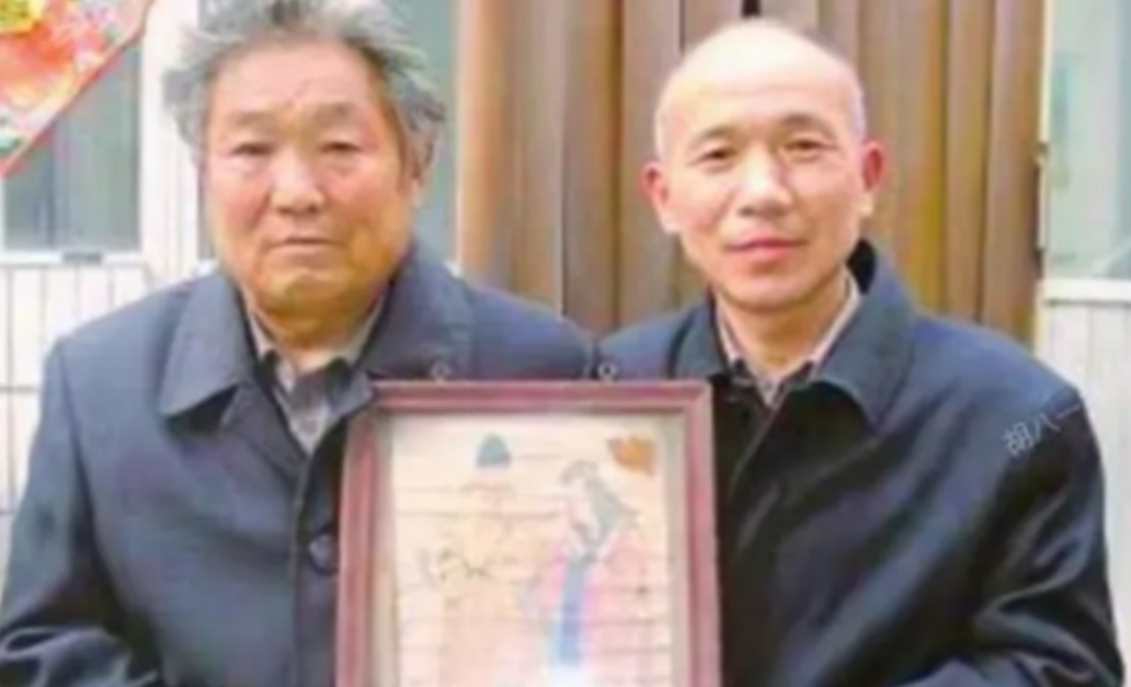 广西一男子下乡旅游，中途投宿在一农户家里，突然发现墙壁上挂着一幅画，走近一看顿时