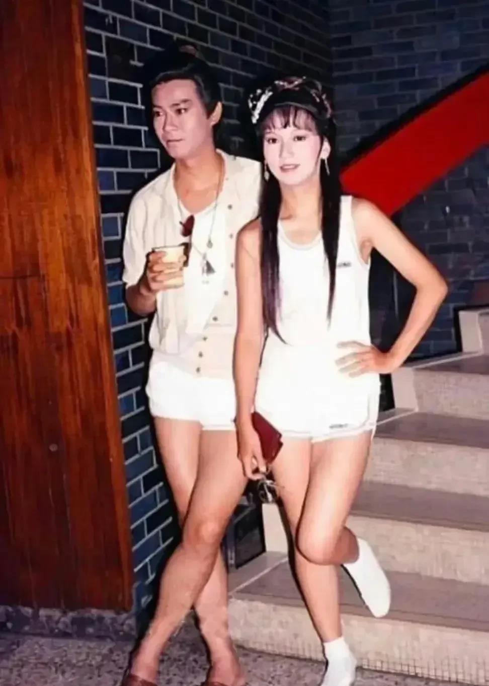 这是1978年夏天，赵雅芝和郑少秋在拍戏时的合影照。

可能是由于天气很热，照片