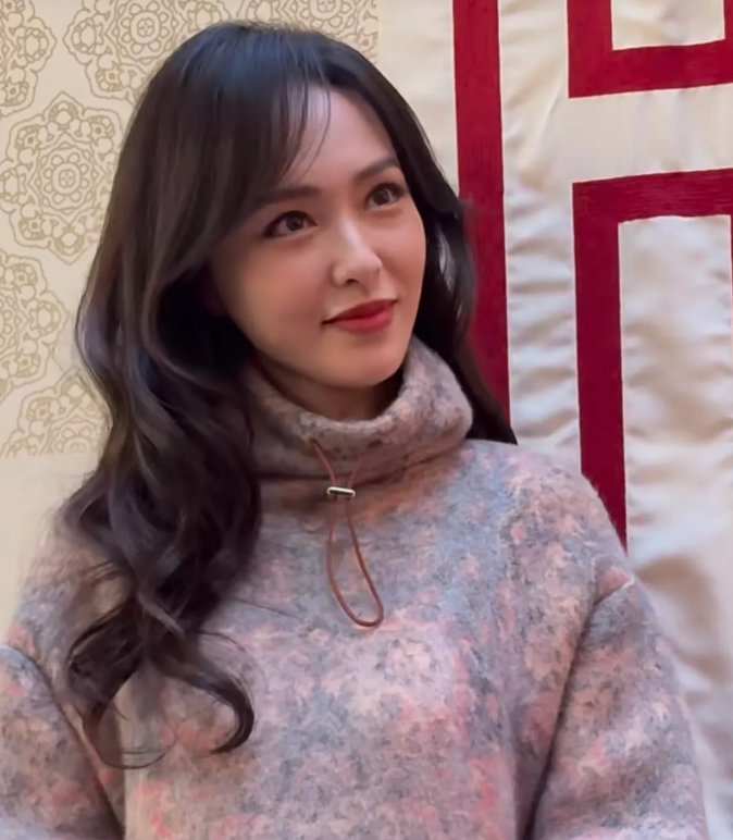 被唐嫣美到了，她是怎么做到那么高又那么甜美的，眼睛里像有星星一样，本人比电视上好