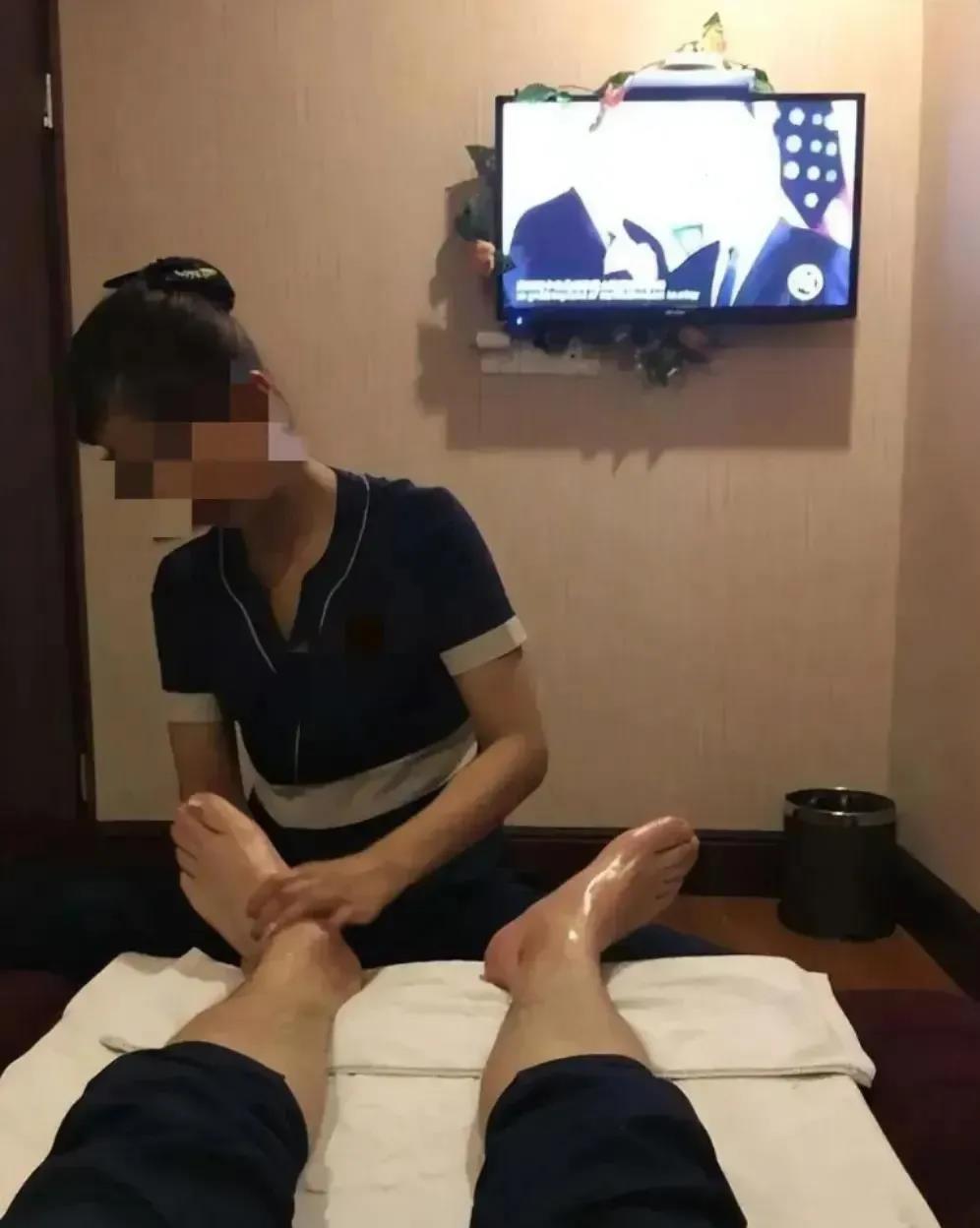 上周，跟朋友去一足浴城洗脚（正规的）想放松一下，为我洗脚的女孩看上去20岁左右，