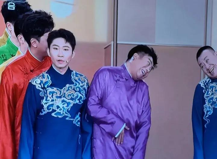 2024年春节联欢晚会创下两个之最。
一是相声、小品两个曲艺最应该有笑声的节目，