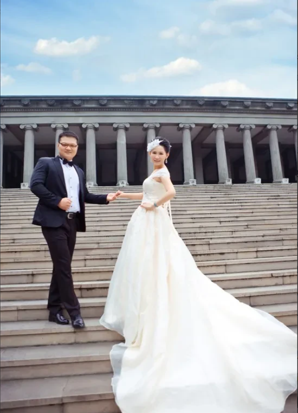 儿子结婚后的第二天，我们一家人坐在一起聊天。儿媳妇突然说，爸妈有些事情我想现在说