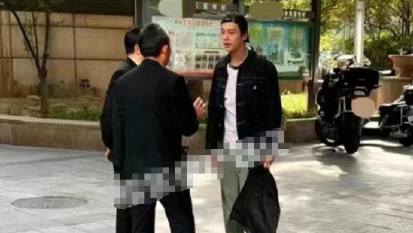 知名男星北京小区乱停车，被保安大爷叫住教育，像犯错学生乖乖听讲