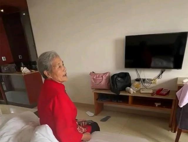 今天就“网红徐老太”这不断变化的舆情，跟一位在新闻专业领域工作的朋友聊了聊。朋友