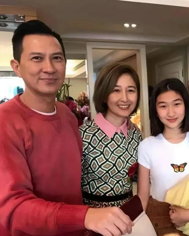 渣渣辉不一般啊！一家三口人居然共用同一张脸