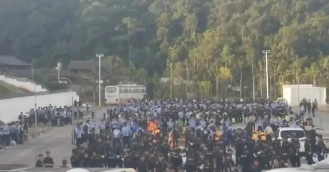 人山人海盛况空前！云南几万名电诈分子和上万名来自全国各地的警察，就像分东西一样的