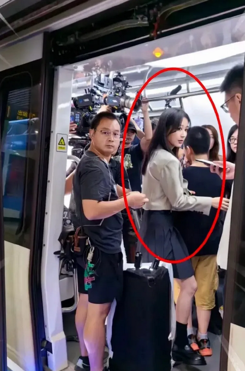 地铁里的女明星真是接地气啊！