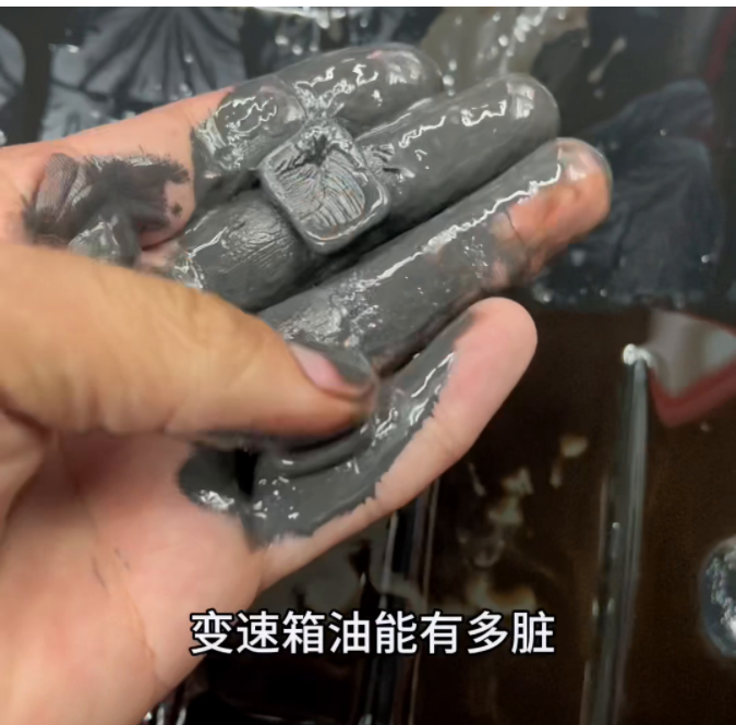 一辆丰田卡罗拉的车主表示，他的车子已经行驶了14万公里，却从未更换过变速箱油，这