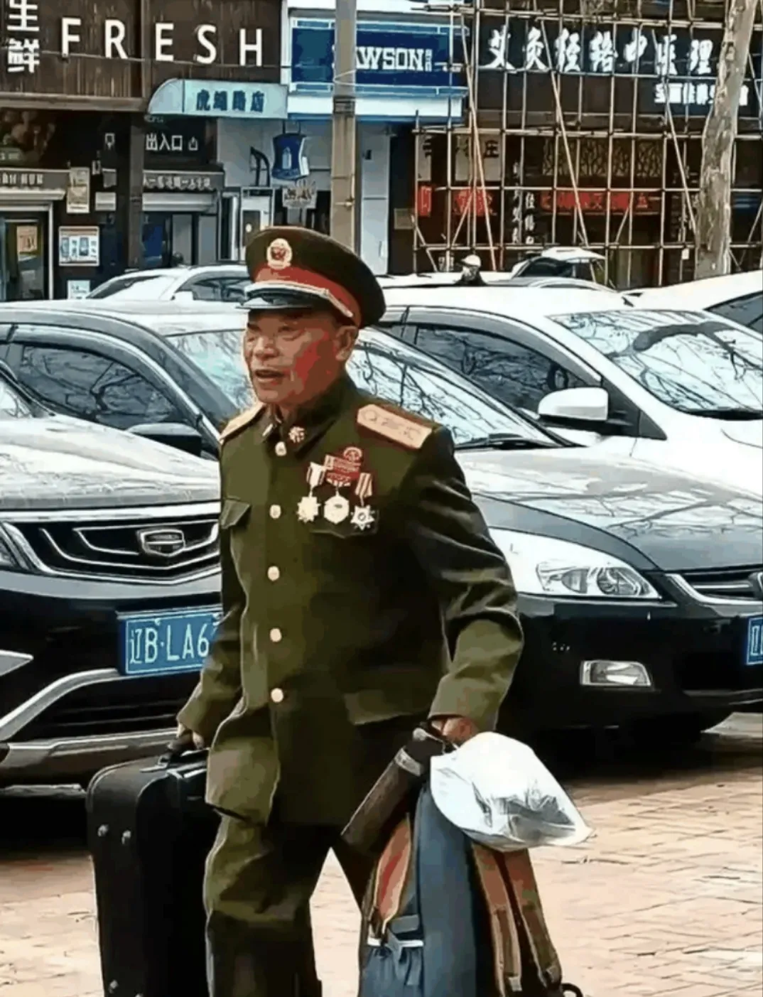 一名来自辽宁街头的人物，年纪至少有六旬，站在那里，引人注目。

经过一番观察，我