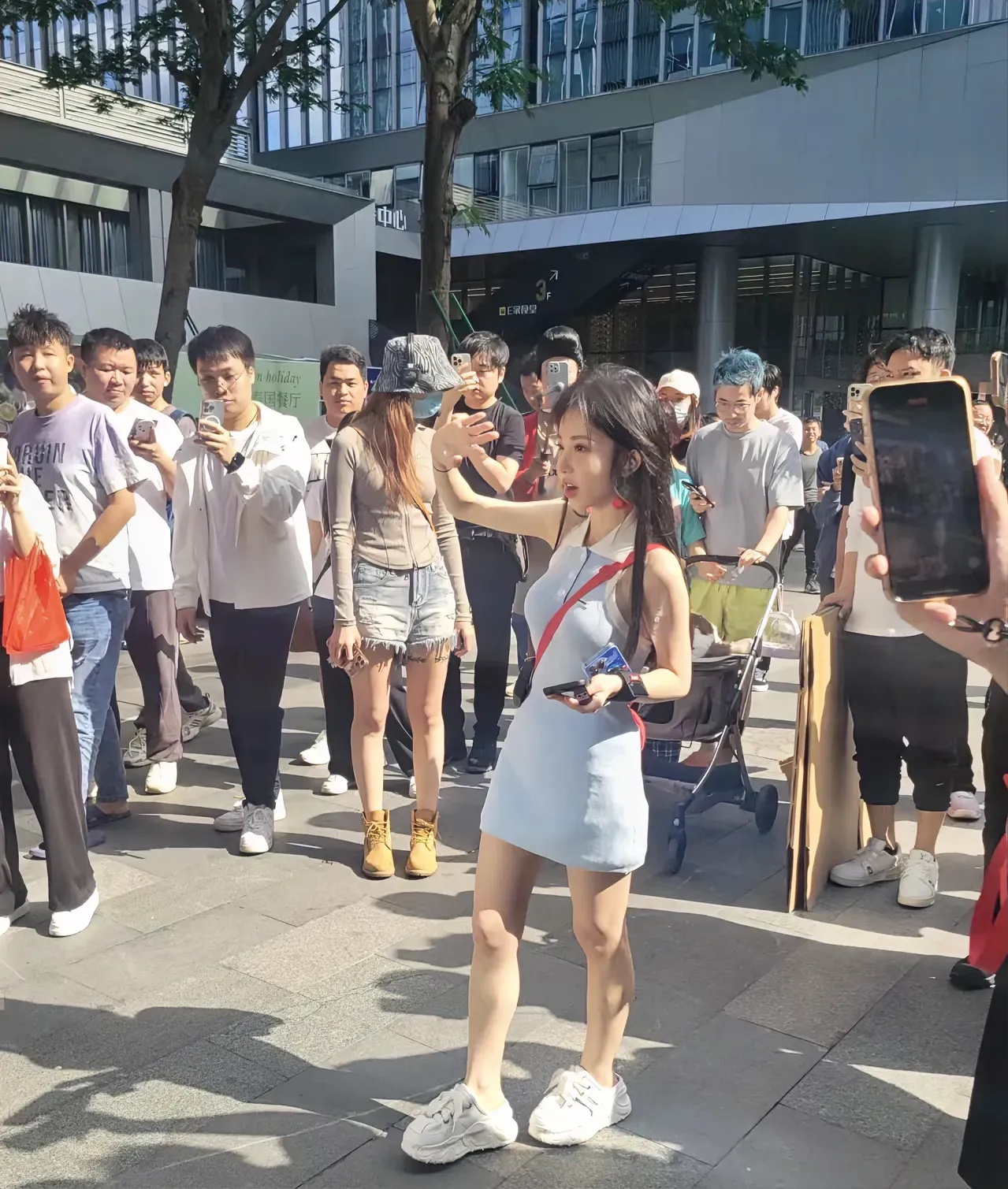 在广州的街头，无意间遇到了冯提莫，对她的第一印象让人有些幻灭。在现实中，她的身高
